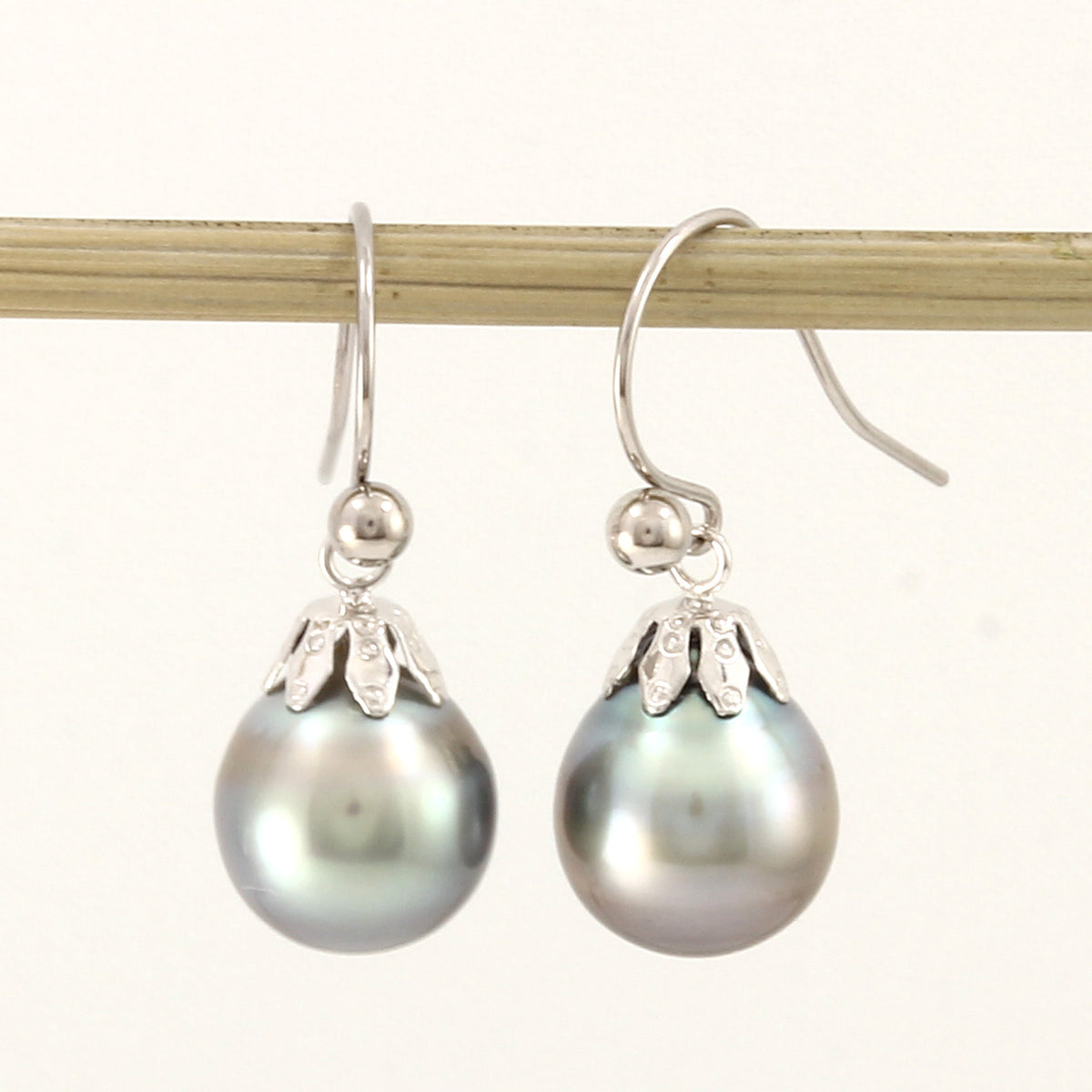 1T00635A-14k-White-Gold-Fish-Hook-Black-Tahitian-Pearl-Dangle-Earrings –  The Pearl Jewelers