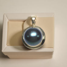 Load image into Gallery viewer, Black Pearl Pendant – 14k Yellow Gold Encircles Design