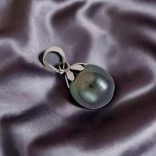 Load image into Gallery viewer, Compact Black Tahitian Pearl Flower Cap Pendant