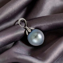 Load image into Gallery viewer, Classic Black Tahitian Pearl Flower Cap Pendant