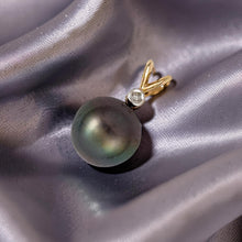 Load image into Gallery viewer, 14k Yellow Gold Diamond Natural Black Tahitian Pearl Pendant
