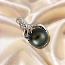 Load image into Gallery viewer, 14k White Gold Diamond &amp; Black Tahitian Pearl Pendant