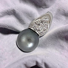 Load image into Gallery viewer, 14k White Gold Diamond Crown Blue-Silver Tahitian Pearl Pendant