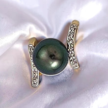 Load image into Gallery viewer, 14k Yellow Gold Twin-Bar Black Tahitian Pearl Pendant