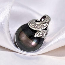 Load image into Gallery viewer, 14k White Gold &amp; Diamond Black Tahitian Pearl Pendant