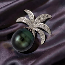 Load image into Gallery viewer, 14k White Gold Pineapple-Bale &amp; 16-Diamond Black Tahitian Pearl Pendant