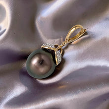 Load image into Gallery viewer, 14k Yellow Gold &amp; 8-Diamond Black Tahitian Pearl Pendant