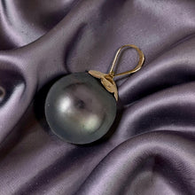 Load image into Gallery viewer, 14k Yellow Gold Flower-Bale Pale-Black Tahitian Pearl Pendant
