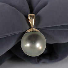 Load image into Gallery viewer, 14k Yellow Gold Flower-Bale Pale-Black Tahitian Pearl Pendant