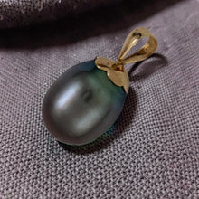 Load image into Gallery viewer, Genuine Black Tahitian Pearl &amp; 14k Yellow Gold Flower-Bale Pendant