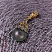 Load image into Gallery viewer, Black Tahitian Pearl &amp; 14k Yellow Gold Flowery-Cap Bale with 6 Diamonds Pendant