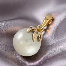 Load image into Gallery viewer, White-Smoke Tahitian Pearl &amp; Diamond Star-Bale in 14k Yellow Gold