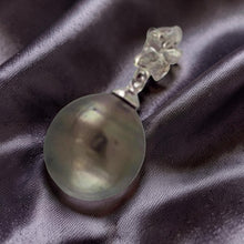 Load image into Gallery viewer, Plumeria-Bale Black Tahitian Pearl Pendant 14k