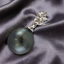 Load image into Gallery viewer, 14kw Plumeria-Bale Black Tahitian Pearl Pendant