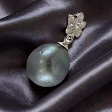 Load image into Gallery viewer, 14kw Plumeria-Bale Black Tahitian Pearl Pendant