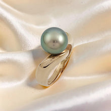 Load image into Gallery viewer, Peacock Green Tahitian Pearl 14K Yellow Gold Solitaire Ring