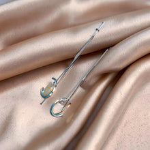 Load image into Gallery viewer, Sterling Silver Threader Peach Coin Pearl Earrings (Heart Shape)