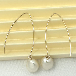 9100945 14K GOLD FILLED V SHAPED WIRE WHITE BAROQUE PEARL DANGLE EARRINGS