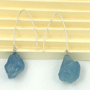 9130770B ROUGH AQUAMARINE SILVER 925 V SHAPED WIRE DANGLE HOOK EARRINGS