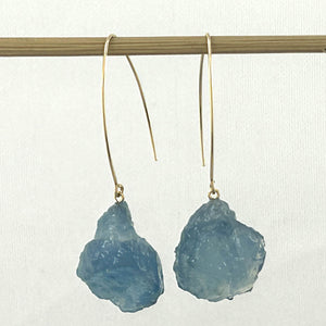 9130780B  ROUGH AQUAMARINE 14K GOLD FILLED V SHAPED WIRE DANGLE EARRINGS