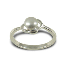 Load image into Gallery viewer, Sterling Silver .925 Silver Cultured Pearl Solitaire Ring