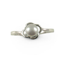 Load image into Gallery viewer, Sterling Silver .925 Silver Cultured Pearl Solitaire Ring